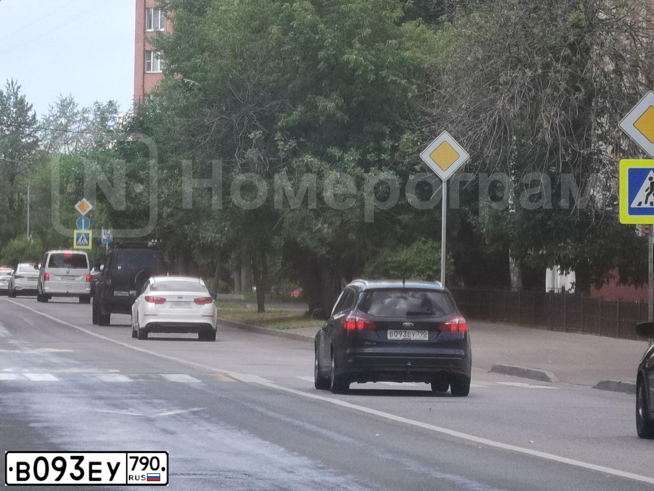 Фото автомобиля FORD FOCUS, 2012 — госномер В093ЕУ790. Цвет: СИНИЙ ТЕМНЫЙ