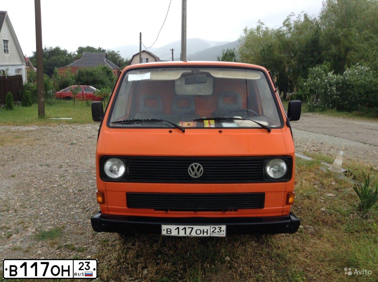 Фото автомобиля VOLKSWAGEN TRANSPORTER, 1990 — госномер В032РХ198. Цвет: ЗЕЛЕНЫЙ