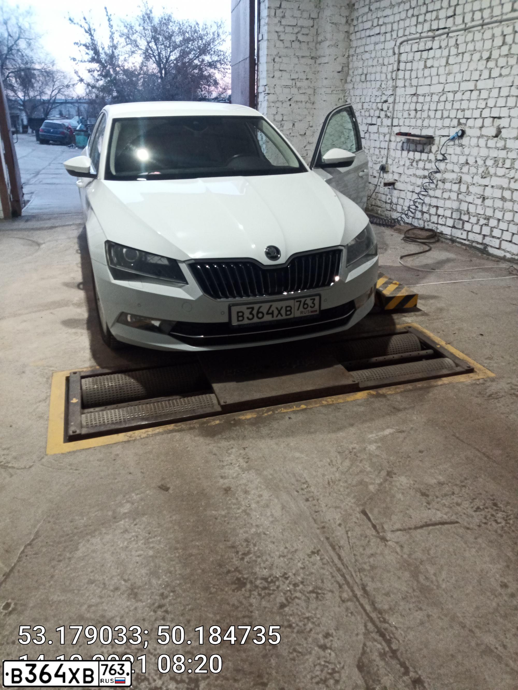 Фото автомобиля SKODA SUPERB, 2017 — госномер Х021ВВ763. Цвет: Белый
