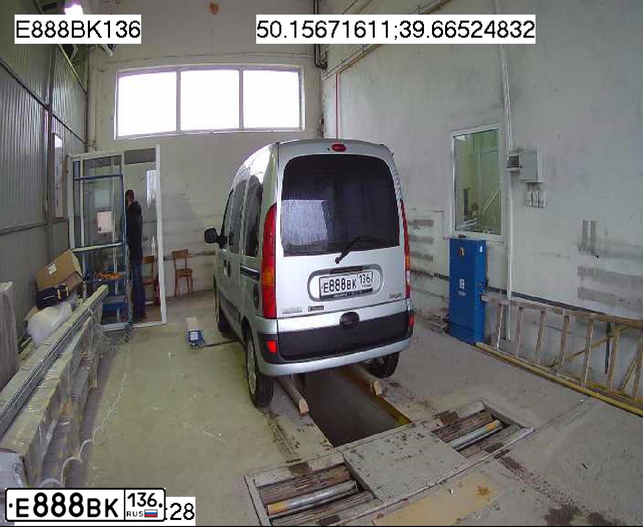 Фото автомобиля RENAULT KANGOO, 2008 — госномер Е888ВК136. Цвет: СВЕТЛО-СЕРЫЙ