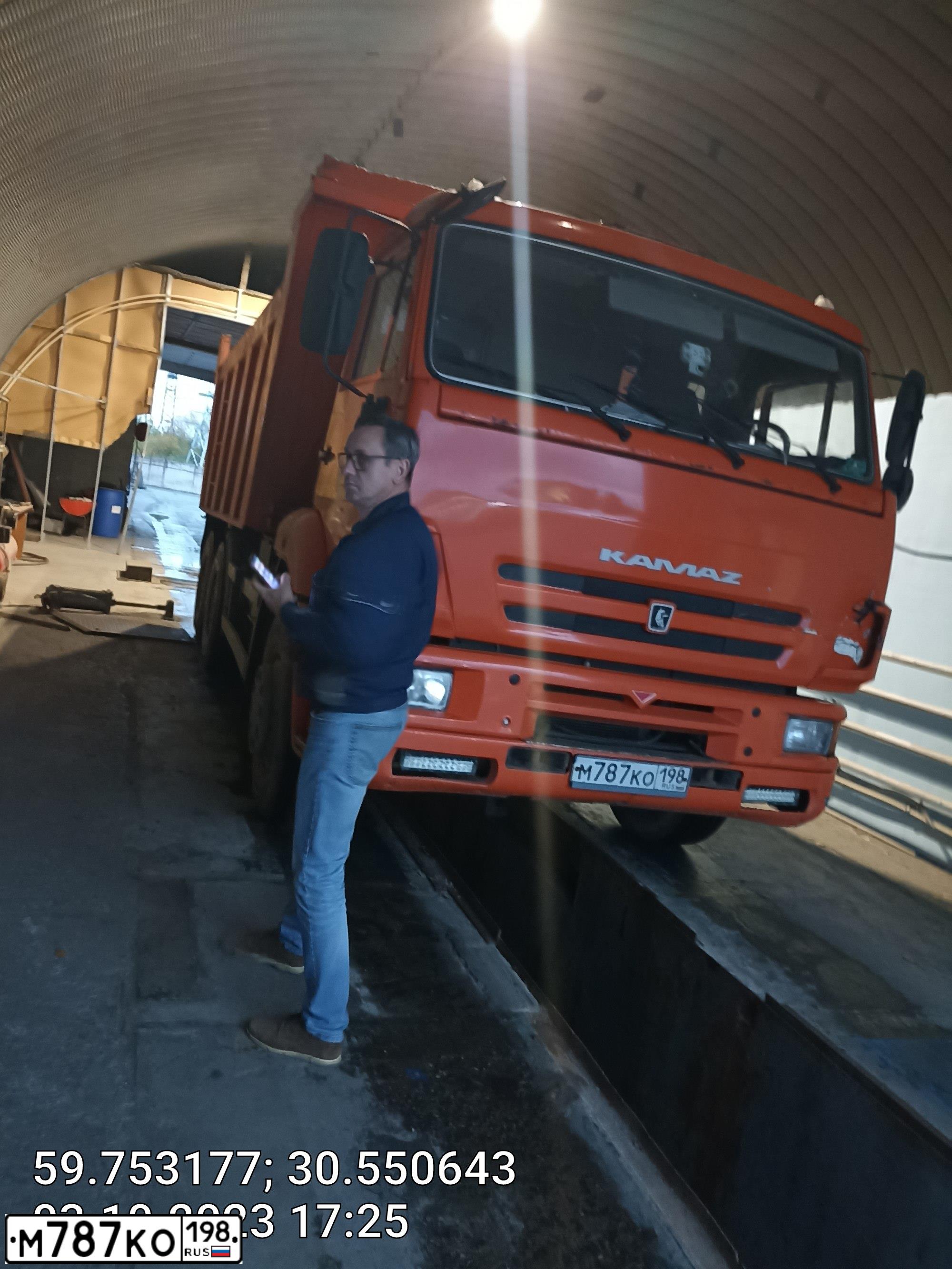 Фото автомобиля KAMAZ 6520 /6X4/, 2007 — госномер М787КО198. Цвет: Оранжевый