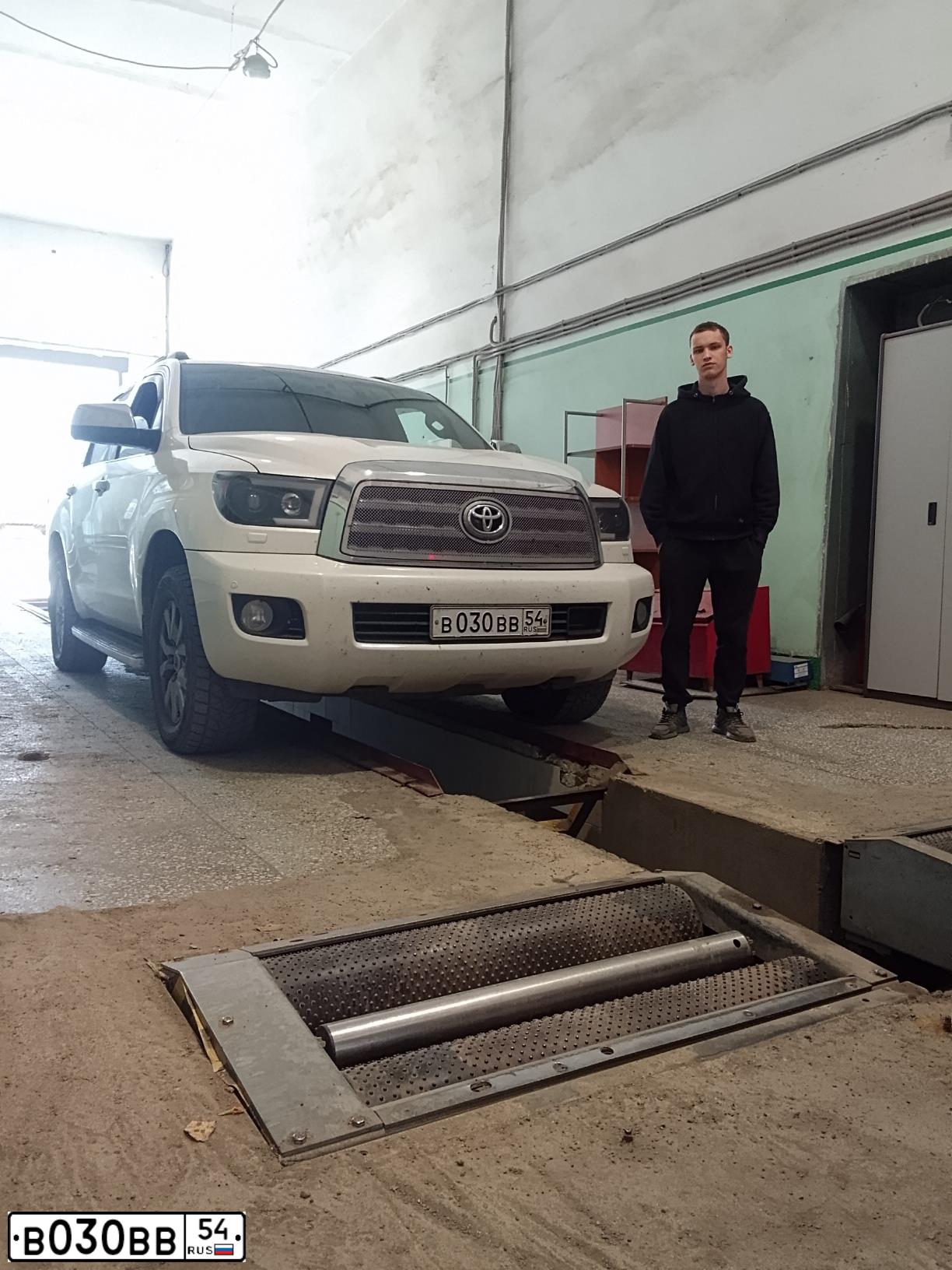 Фото автомобиля TOYOTA SEQUOIA, 2013 — госномер В030ВВ54. Цвет: Белый