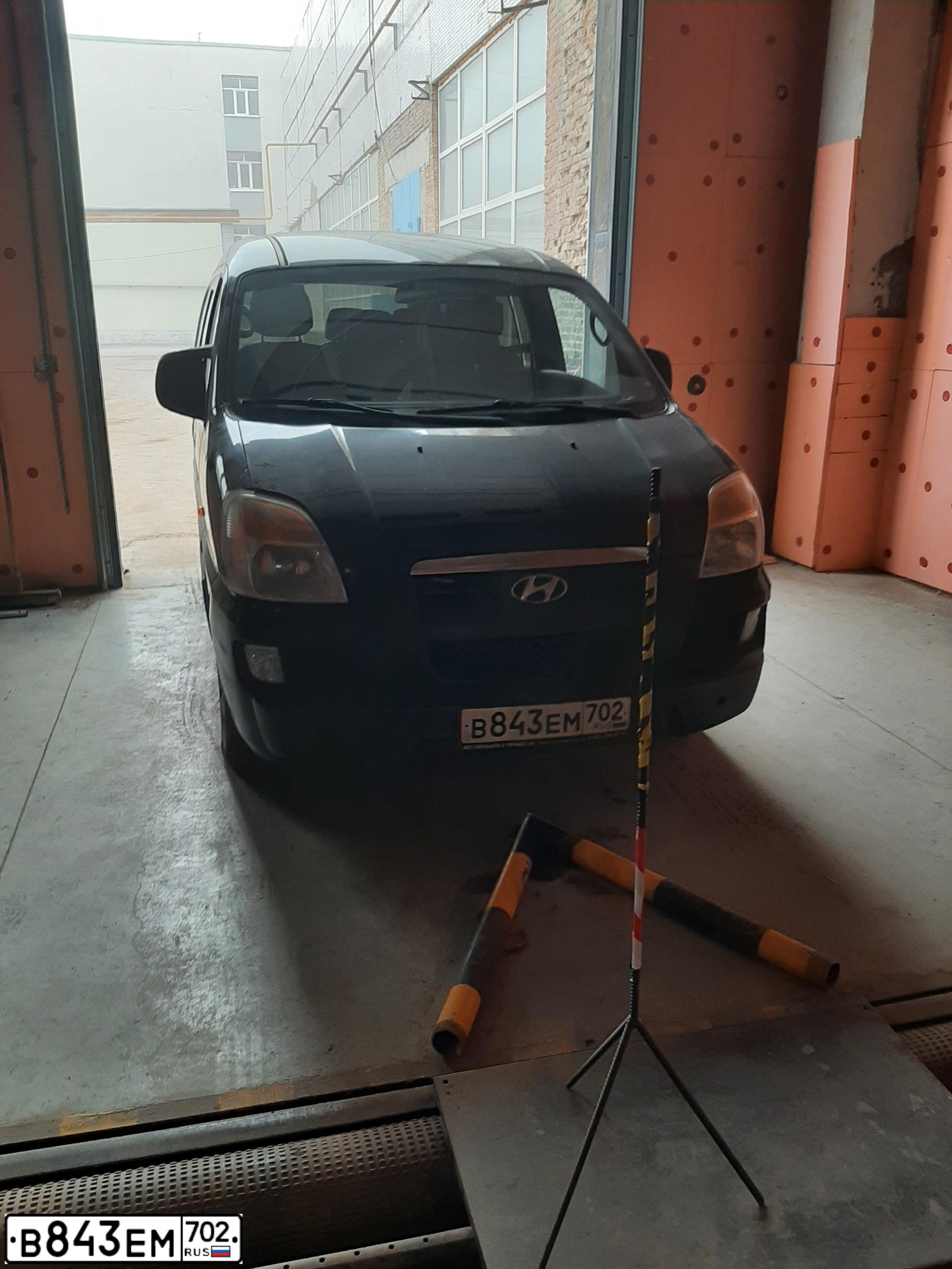 Фото автомобиля HYUNDAI H 1/H 100/STAREX, 2005 — госномер В843ЕМ702. Цвет: ЧЕРНЫЙ СЕРЫЙ