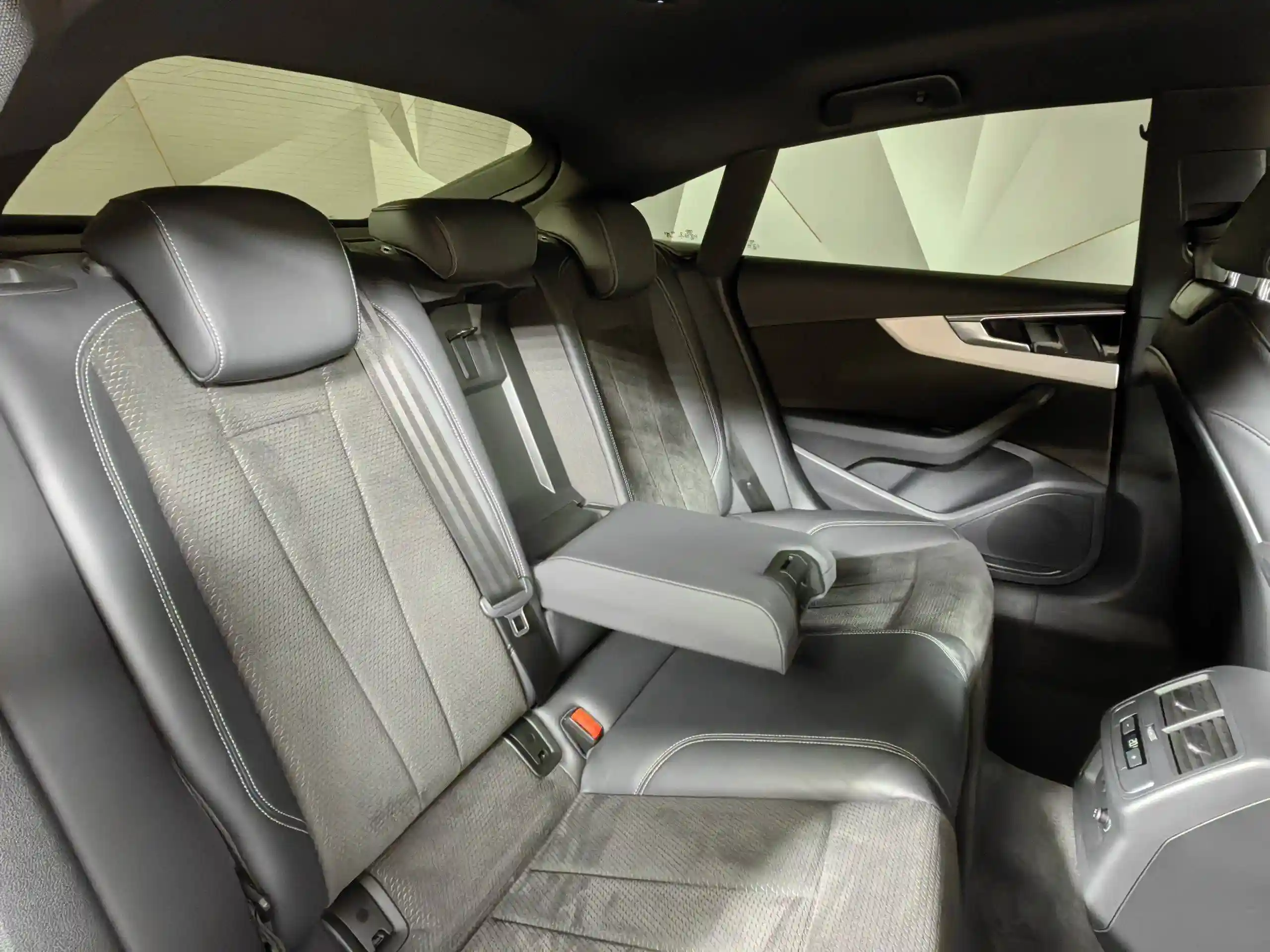 Фото автомобиля AUDI A5, 2020 — госномер М110ТУ790. Цвет: Красный