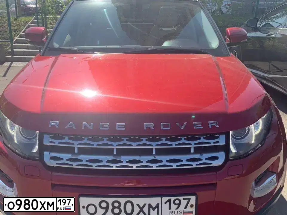 Фото автомобиля LANDROVER RANGE ROVER EVOQUE, 2012 — госномер Р130ТТ799. Цвет: КРАСНЫЙ