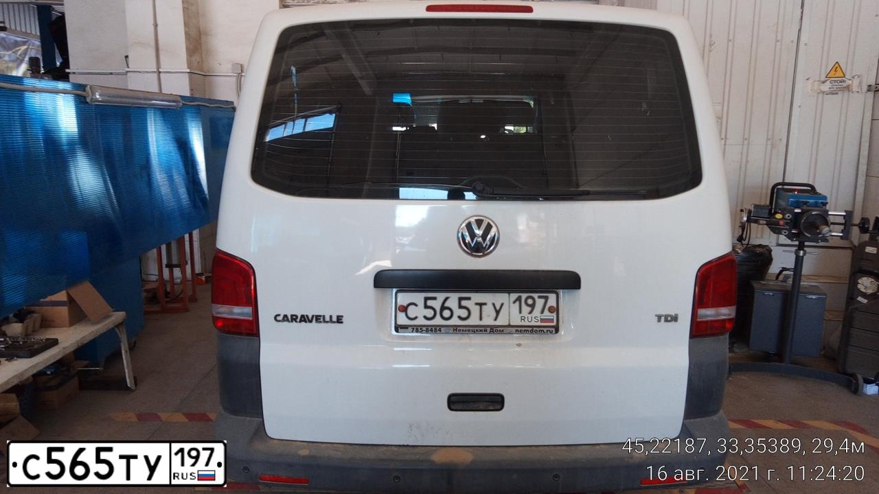 Фото автомобиля VOLKSWAGEN CARAVELLE, 2011 — госномер М705ОВ82. Цвет: Белый
