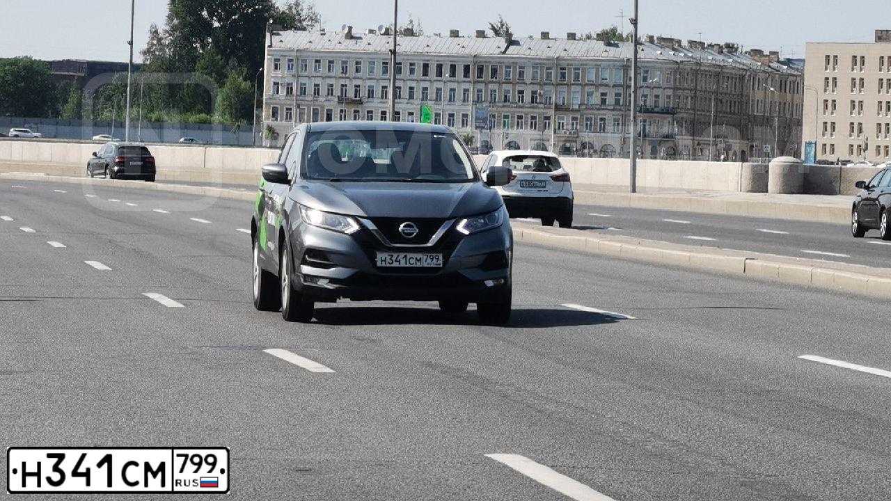 Фото автомобиля NISSAN QASHQAI, 2019 — госномер С490РЕ43. Цвет: Серый