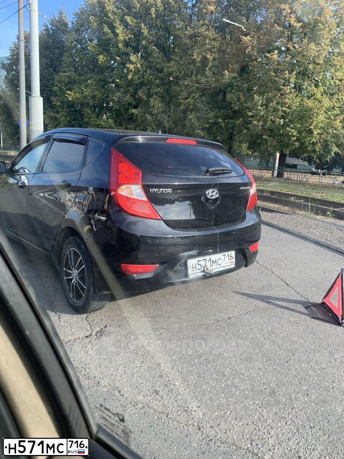 Фото автомобиля HYUNDAI SOLARIS, 2013 — госномер У180ХР77. Цвет: ЧЕРНЫЙ
