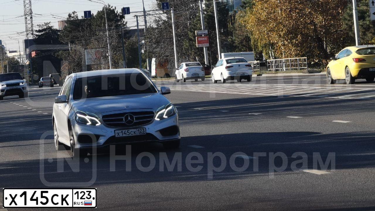 Фото автомобиля MERCEDES E-KLASSE, 2014 — госномер Х145СК123. Цвет: Серебристый