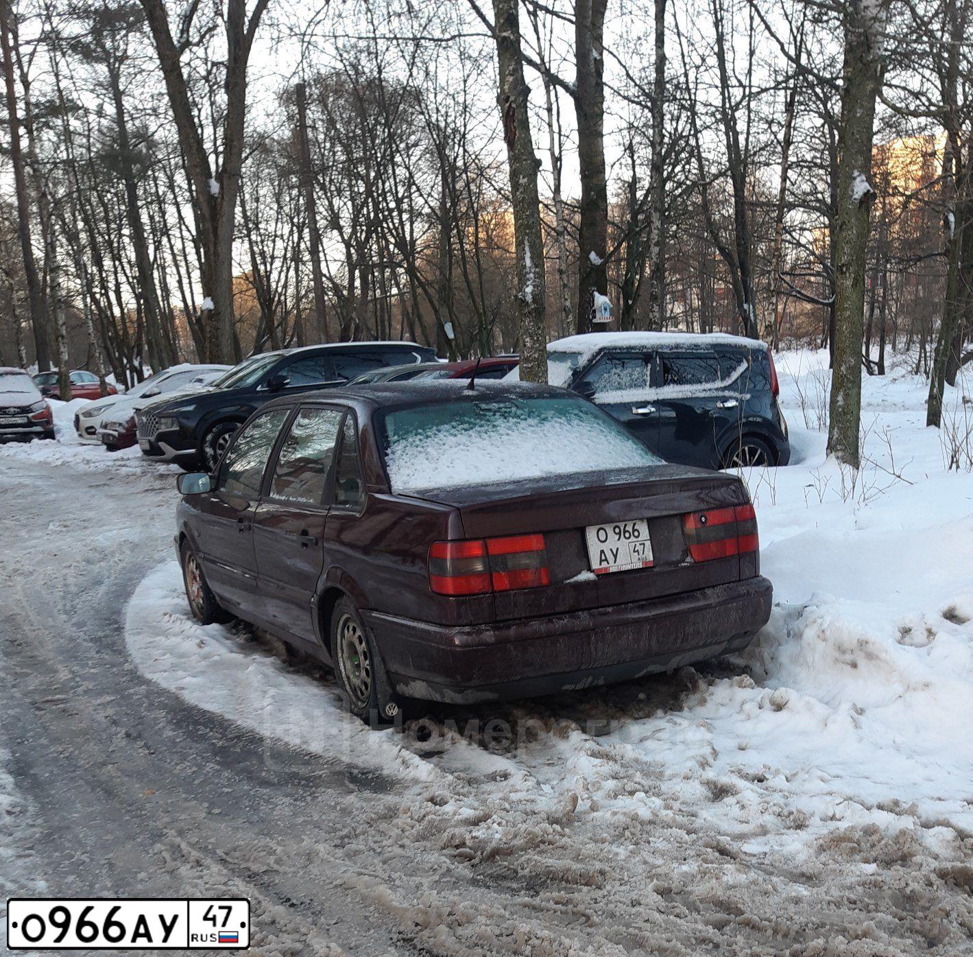 Фото автомобиля VOLKSWAGEN PASSAT, 1994 — госномер О966АУ47. Цвет: ВИШНЕВЫЙ