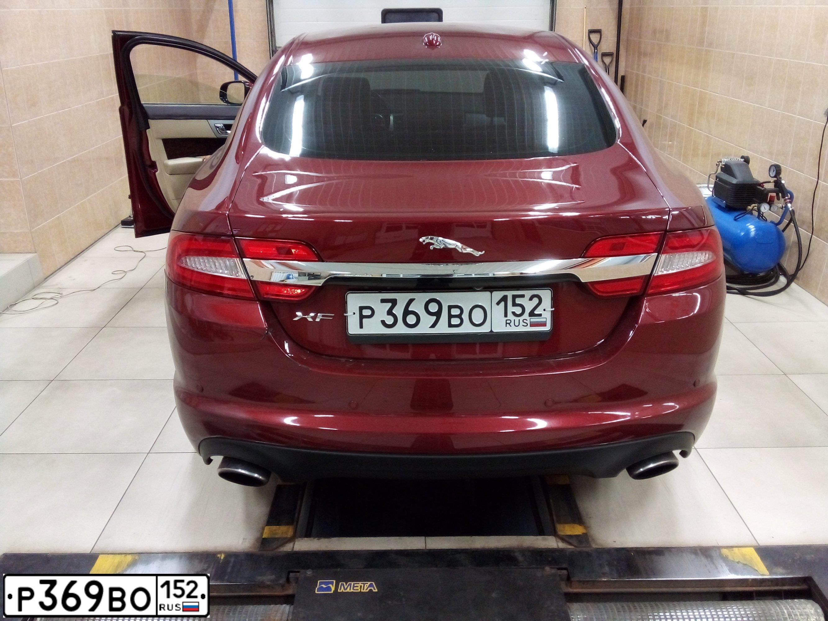 Фото автомобиля JAGUAR XF-SERIE, 2011 — госномер А333СР21. Цвет: Красный