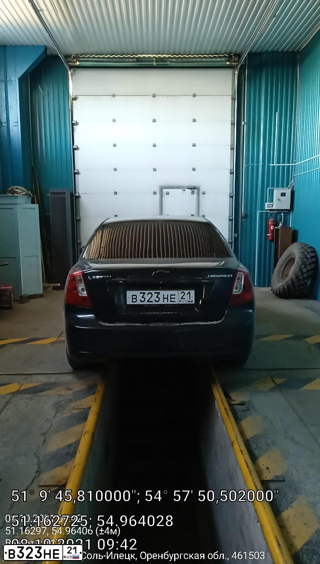 Фото автомобиля CHEVROLET LACETTI, 2008 — госномер В323НЕ21. Цвет: ЧЕРНЫЙ