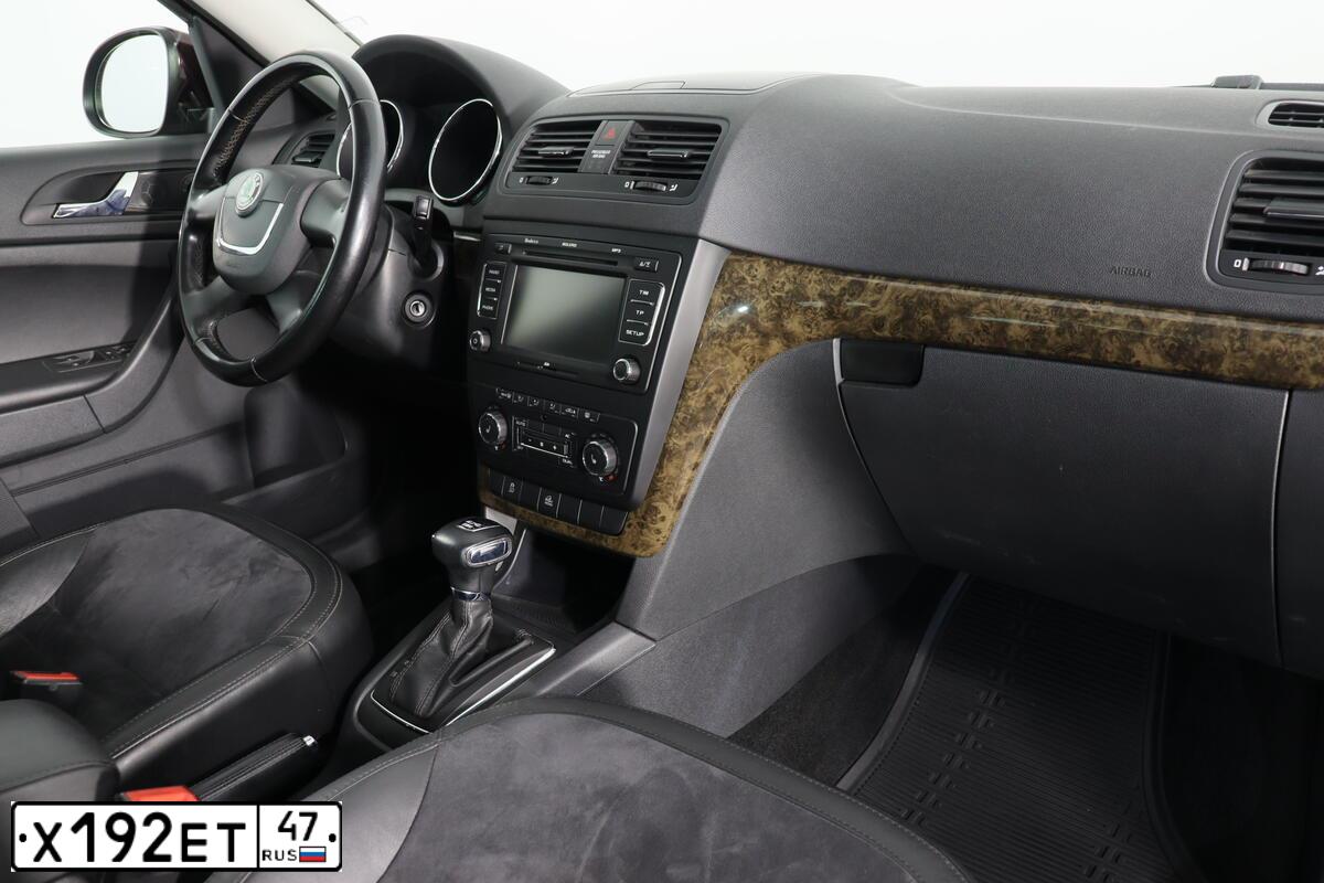 Фото автомобиля SKODA YETI, 2012 — госномер М288РК198. Цвет: ТЕМНО-БОРДОВЫЙ
