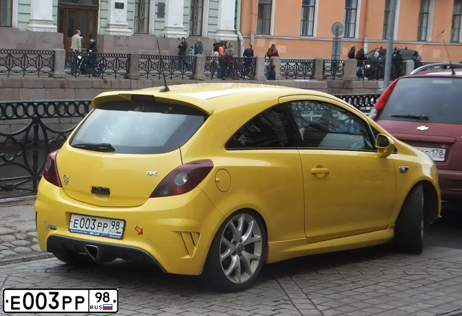 Фото автомобиля OPEL CORSA, 2008 — госномер Е003РР98. Цвет: ЖЕЛТЫЙ
