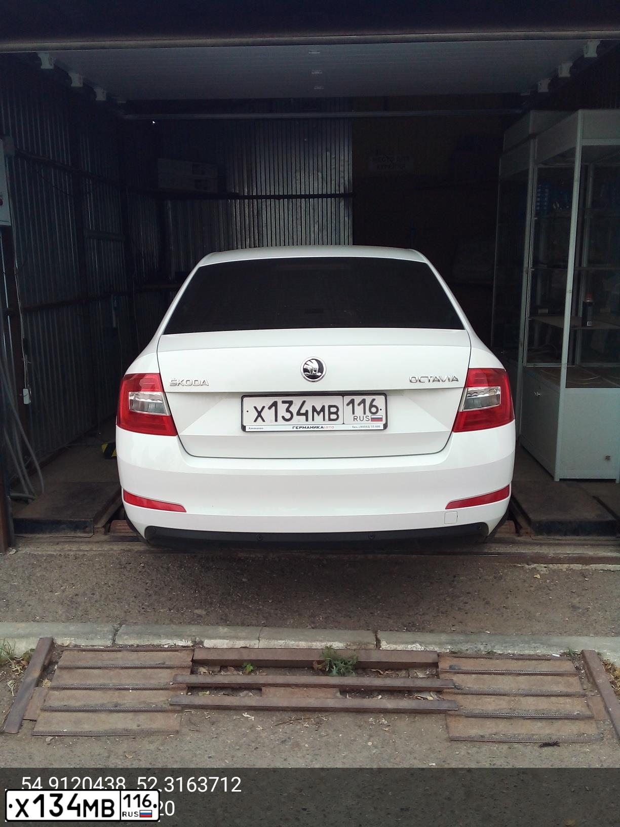 Фото автомобиля SKODA OCTAVIA, 2016 — госномер Н923ТХ702. Цвет: Белый