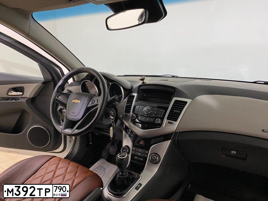 Фото автомобиля CHEVROLET CRUZE, 2012 — госномер С058ЕС977. Цвет: Белый