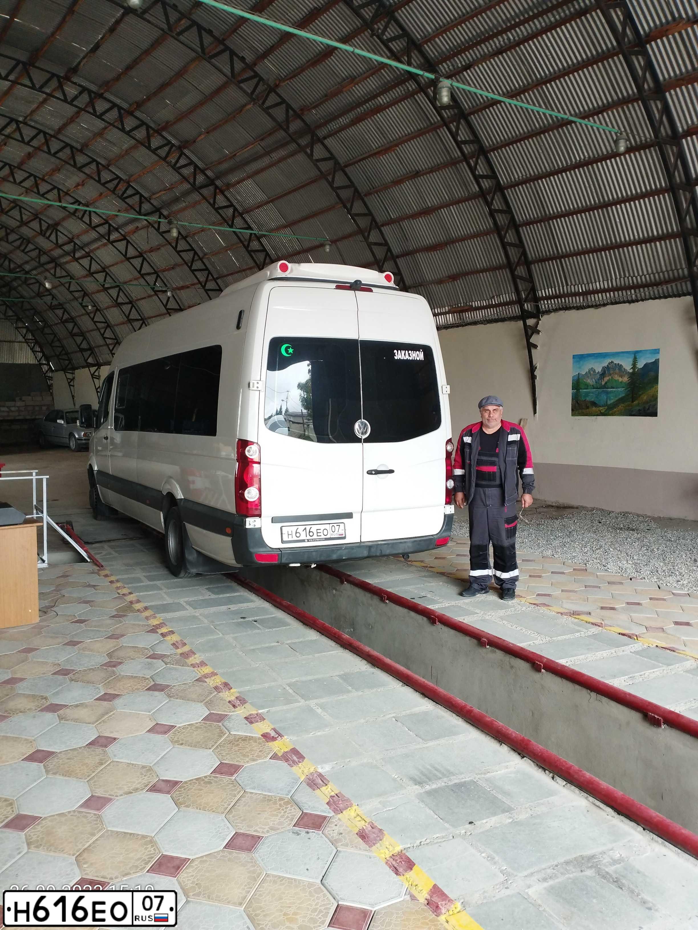 Фото автомобиля VOLKSWAGEN CARAVELLE, 2001 — госномер М070РВ126. Цвет: СВЕТЛО-СЕРЫЙ