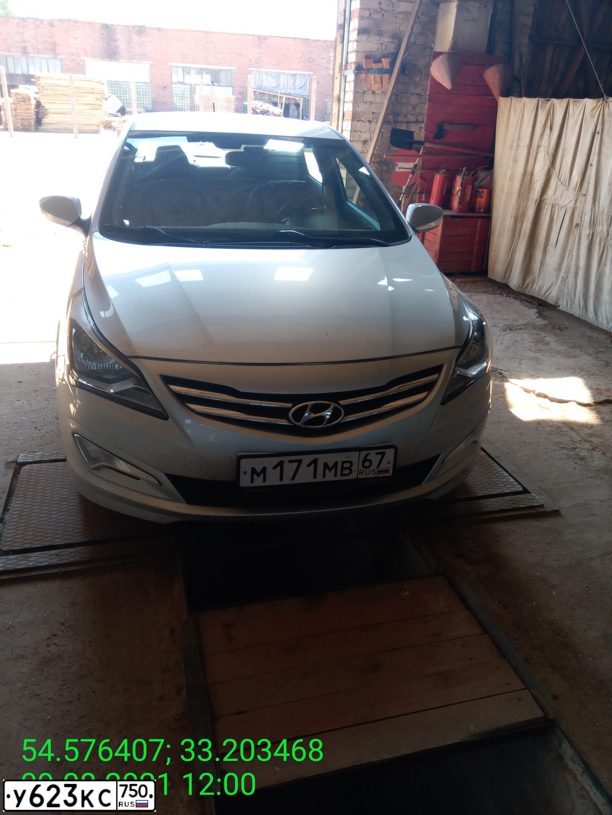 Фото автомобиля HYUNDAI SOLARIS, 2015 — госномер М171МВ67. Цвет: СЕРЕБРИСТЫЙ