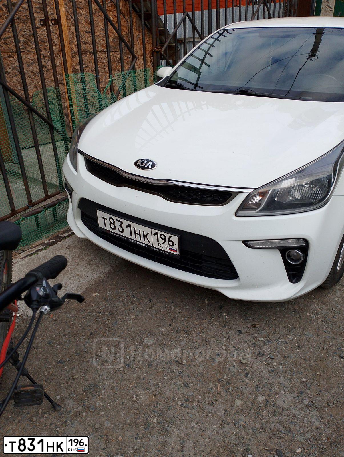 Фото автомобиля KIA RIO, 2019 — госномер М727АМ196. Цвет: БЕЛЫЙ