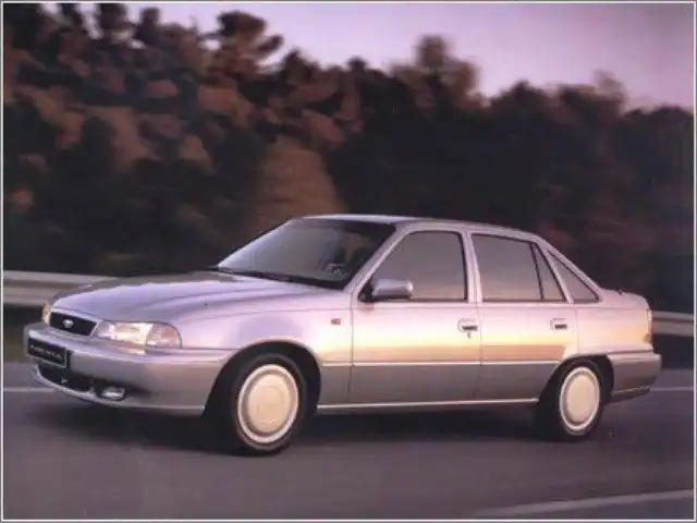 Фото автомобиля DAEWOO NEXIA, 2007 — госномер Х852ВМ193. Цвет: Красный
