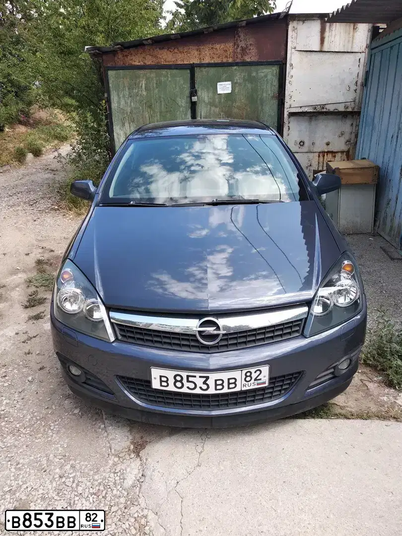 Фото автомобиля OPEL ASTRA, 2008 — госномер Р076АА123. Цвет: ТЕМНО-СЕРЫЙ