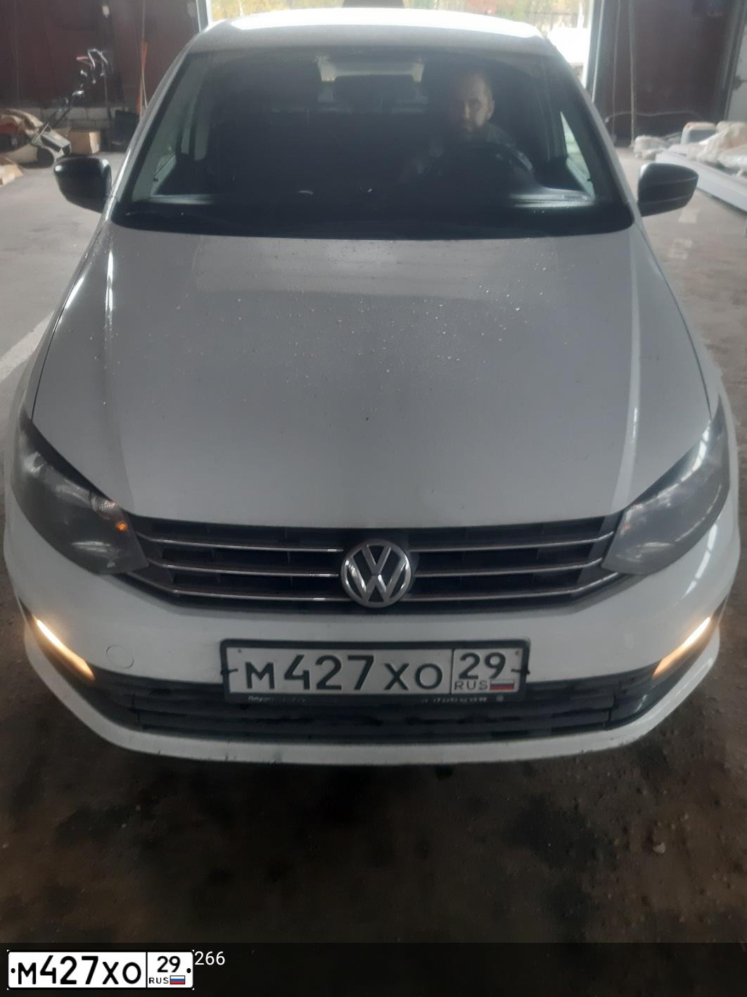 Фото автомобиля VOLKSWAGEN POLO, 2020 — госномер М427ХО29. Цвет: Белый
