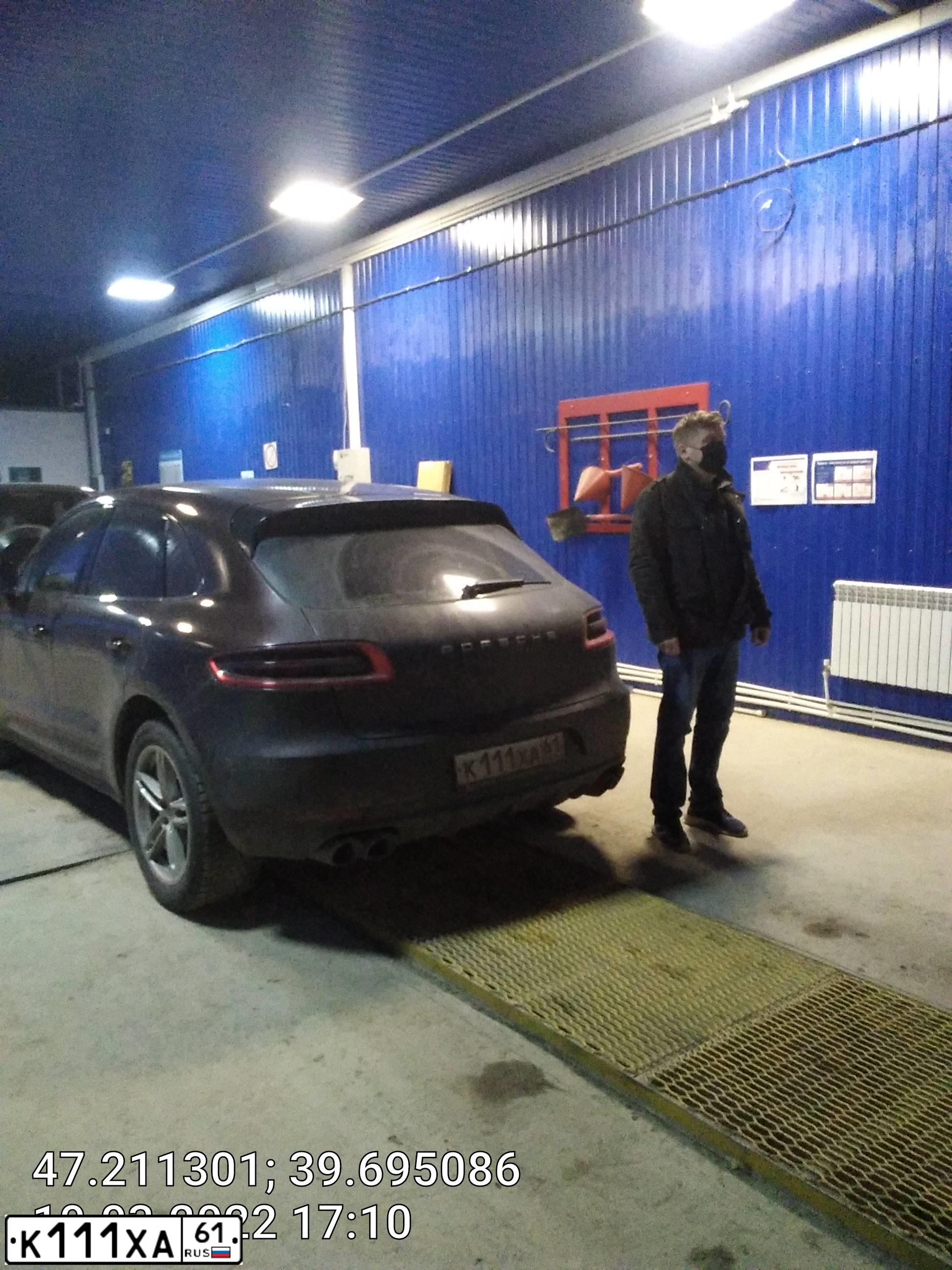 Фото автомобиля PORSCHE MACAN, 2015 — госномер Е601УН193. Цвет: Коричневый