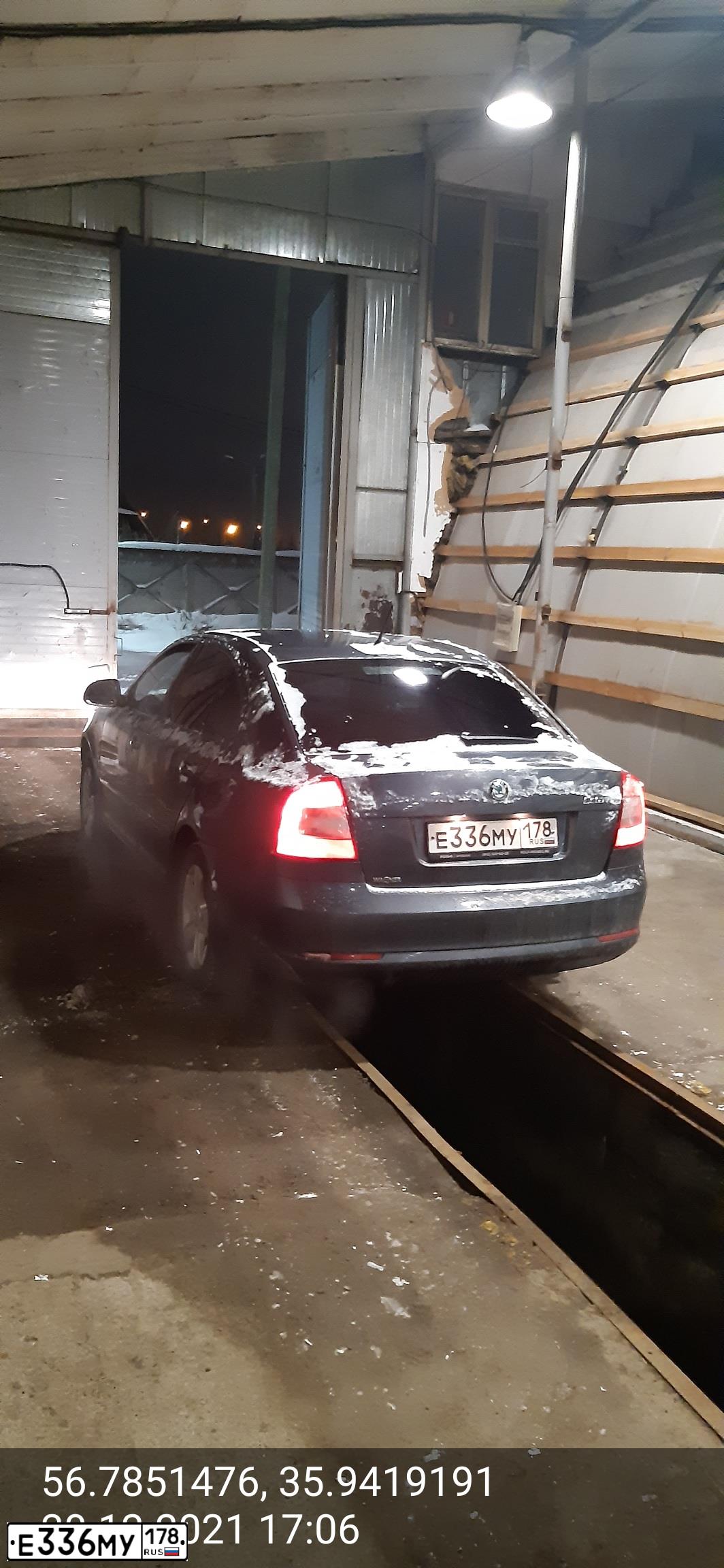 Фото автомобиля SKODA OCTAVIA, 2011 — госномер Е336МУ178. Цвет: ТЕМНО-СЕРЫЙ