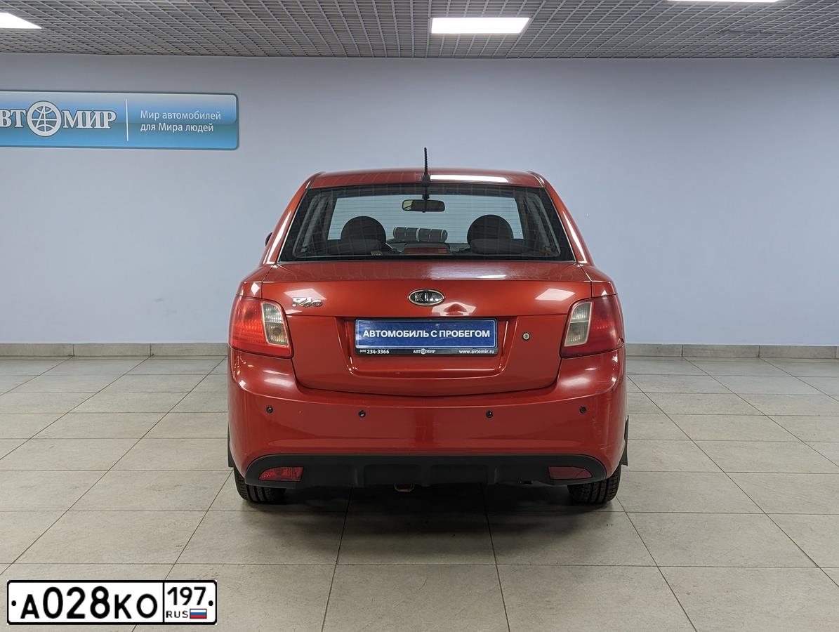 Фото автомобиля KIA RIO, 2010 — госномер Е136КС76. Цвет: Красный