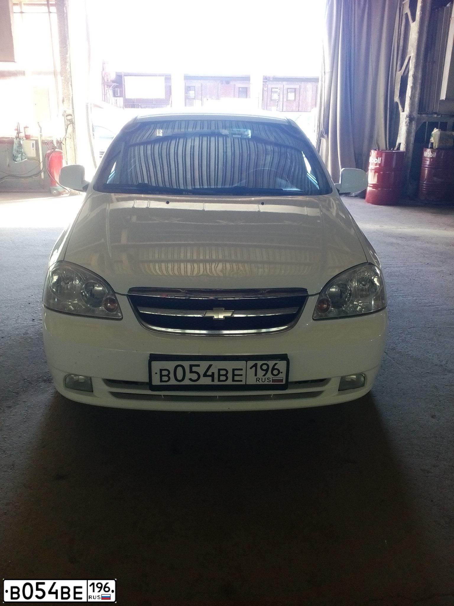 Фото автомобиля CHEVROLET LACETTI, 2011 — госномер В054ВЕ196. Цвет: Белый