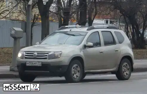 Фото автомобиля RENAULT DUSTER, 2013 — госномер М556МТ77. Цвет: БЕЖЕВЫЙ