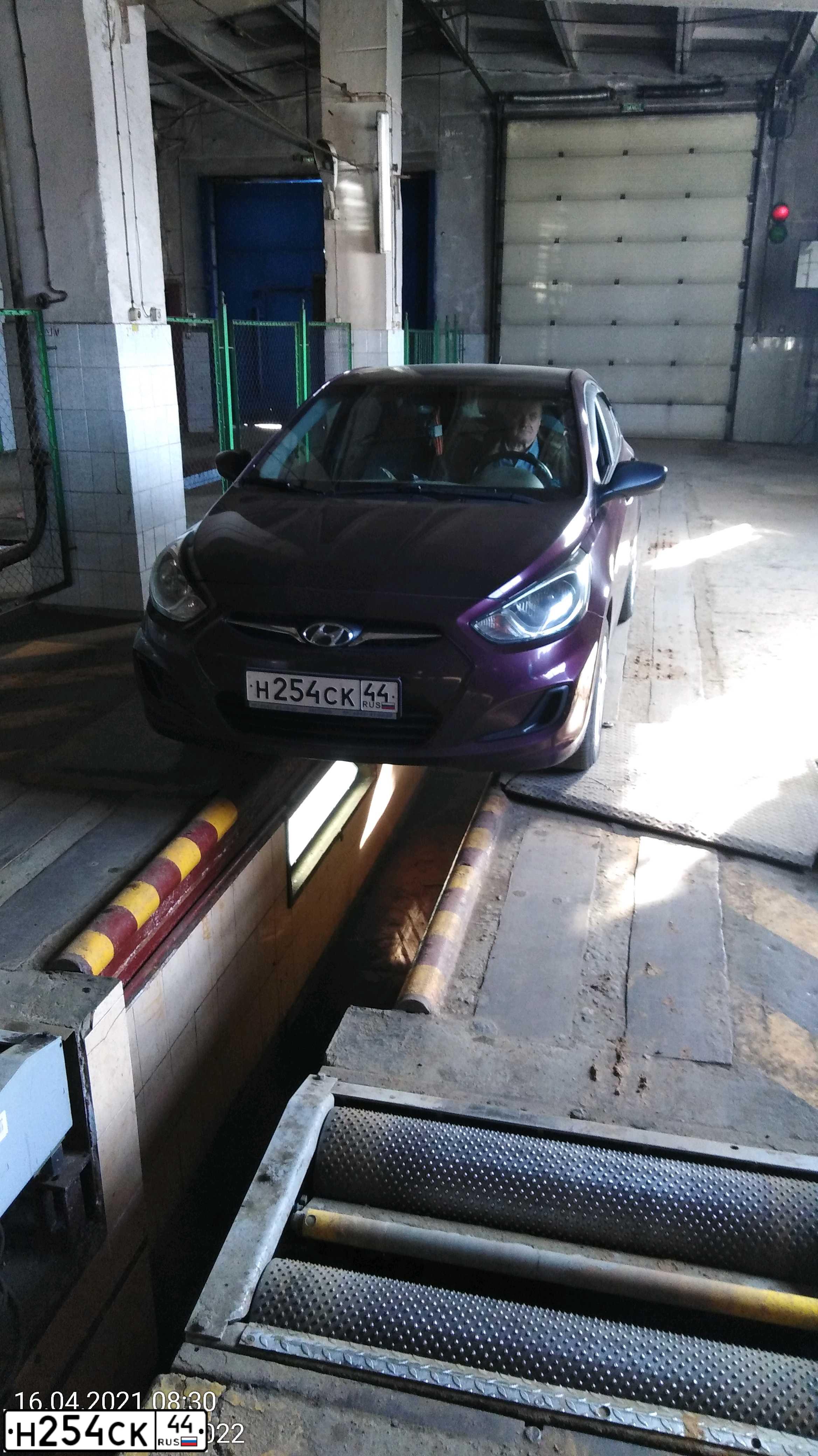Фото автомобиля LADA 2114 SAMARA, 2005 — госномер Н254СХ44. Цвет: СВЕТЛО-СЕРЫЙ