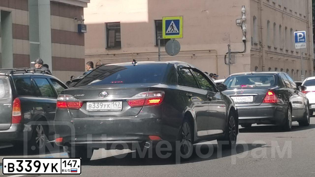 Фото автомобиля TOYOTA CAMRY, 2018 — госномер В339УК147. Цвет: ЧЕРНЫЙ МЕТАЛЛИК