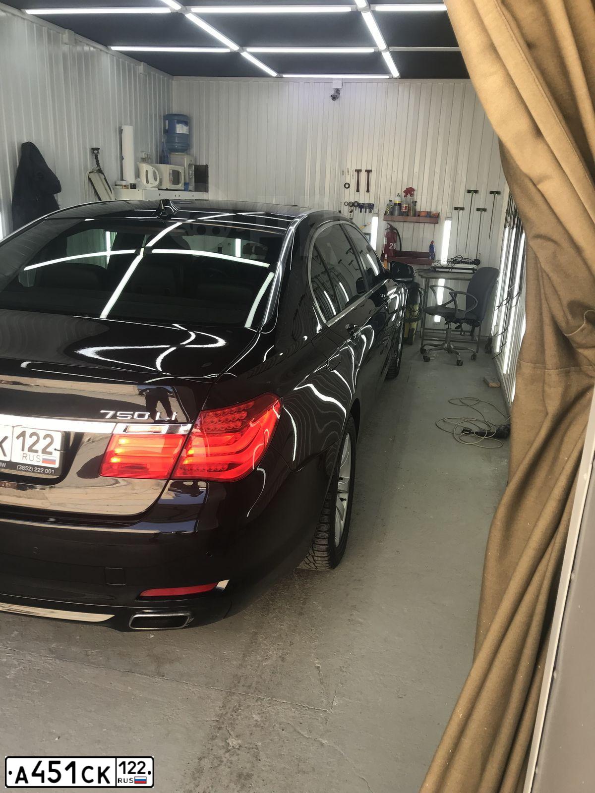 Фото автомобиля BMW 750, 2011 — госномер О396МУ142. Цвет: ЧЕРНЫЙ