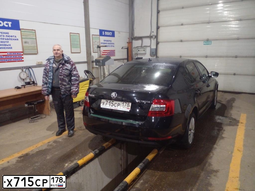 Фото автомобиля SKODA OCTAVIA, 2017 — госномер Х715СР178. Цвет: ЧЕРНЫЙ