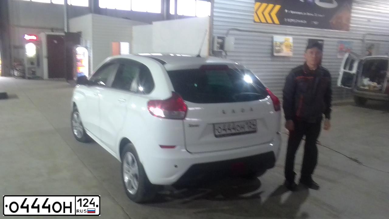 Фото автомобиля LADA XRAY, 2019 — госномер О444ОН124. Цвет: БЕЛЫЙ