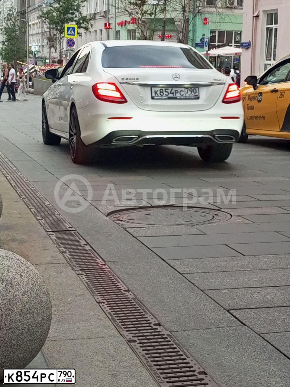 Фото автомобиля MERCEDES E-KLASSE, 2019 — госномер К854РС790. Цвет: Белый