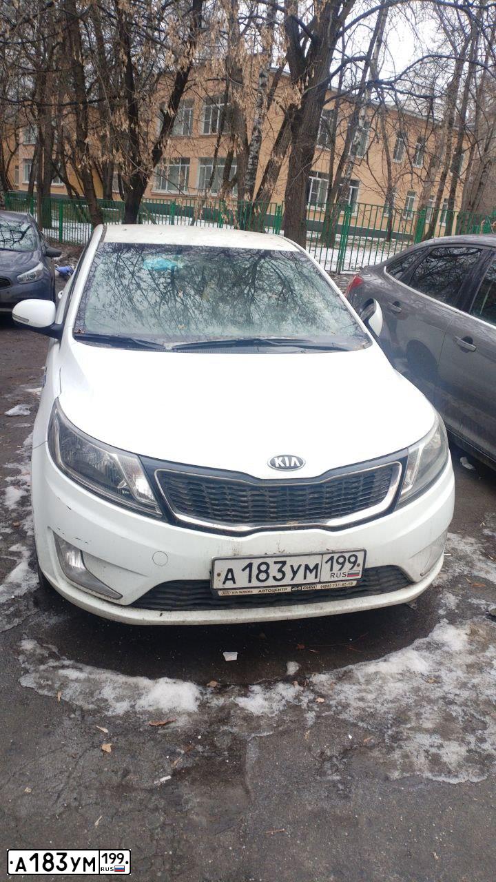 Фото автомобиля KIA RIO, 2015 — госномер А183УМ199. Цвет: БЕЛЫЙ