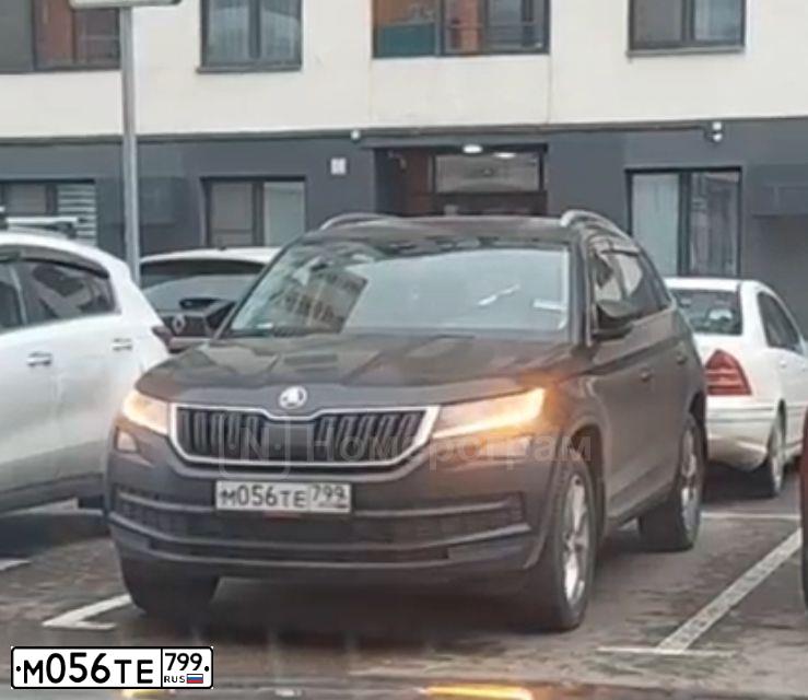 Фото автомобиля SKODA KODIAQ, 2020 — госномер М056ТЕ799. Цвет: ЧЕРНЫЙ