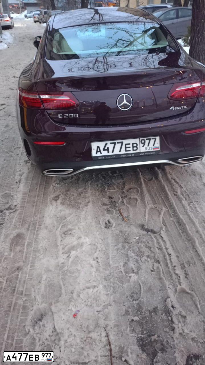 Фото автомобиля MERCEDES-BENZ E 200 4MATIC, 2021 — госномер А477ЕВ977. Цвет: Красный