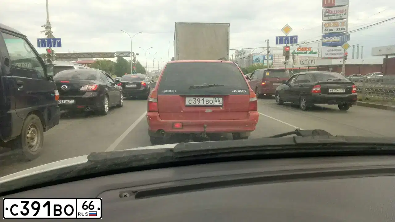 Фото автомобиля MITSUBISHI LANCER, 1993 — госномер С391ВО66. Цвет: Красный