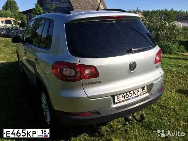 Фото автомобиля VOLKSWAGEN TIGUAN, 2010 — госномер Е465КР18. Цвет: серебристый