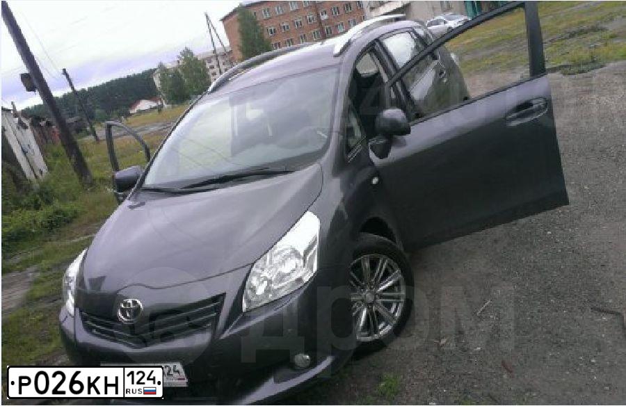Фото автомобиля TOYOTA VERSO, 2012 — госномер Р026КН124. Цвет: СЕРЫЙ