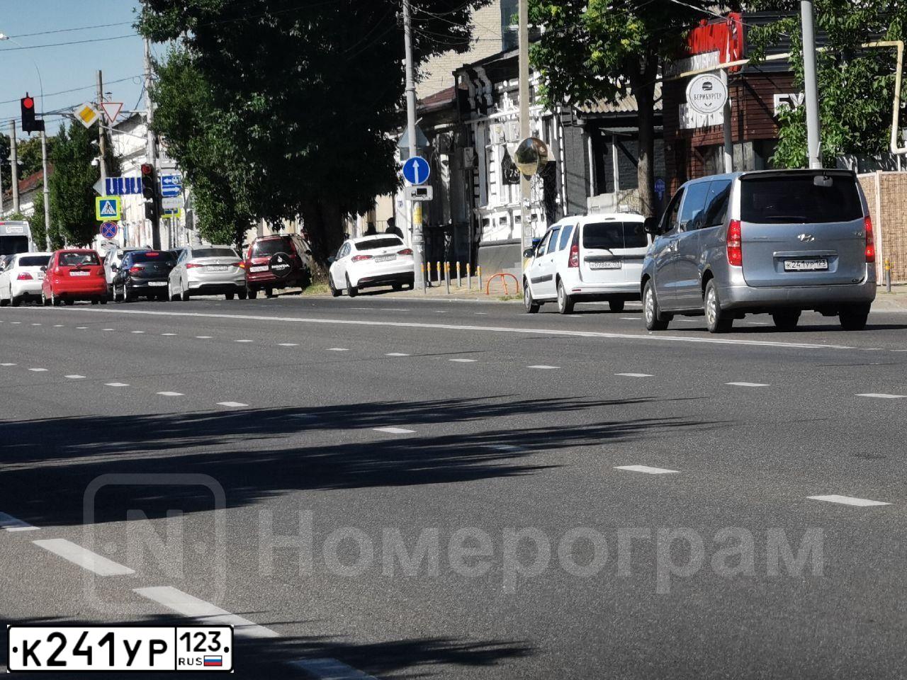Фото автомобиля HYUNDAI GRAND STAREX, 2011 — госномер К241УР123. Цвет: Серый