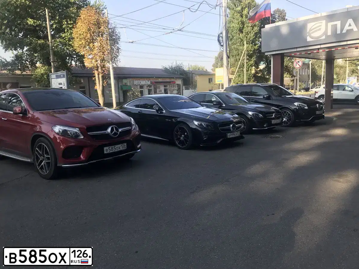 Фото автомобиля MERCEDES GLE-KLASSE, 2017 — госномер В585СХ126. Цвет: Красный