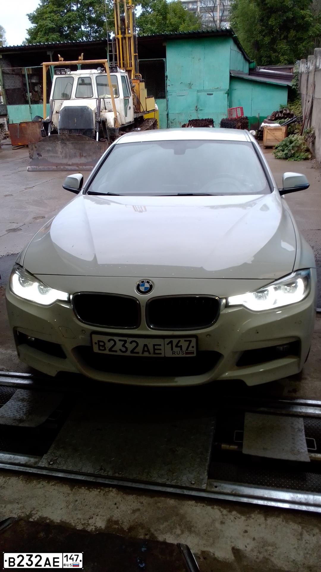 Фото автомобиля BMW SERIE 3, 2016 — госномер С909КР98. Цвет: Белый