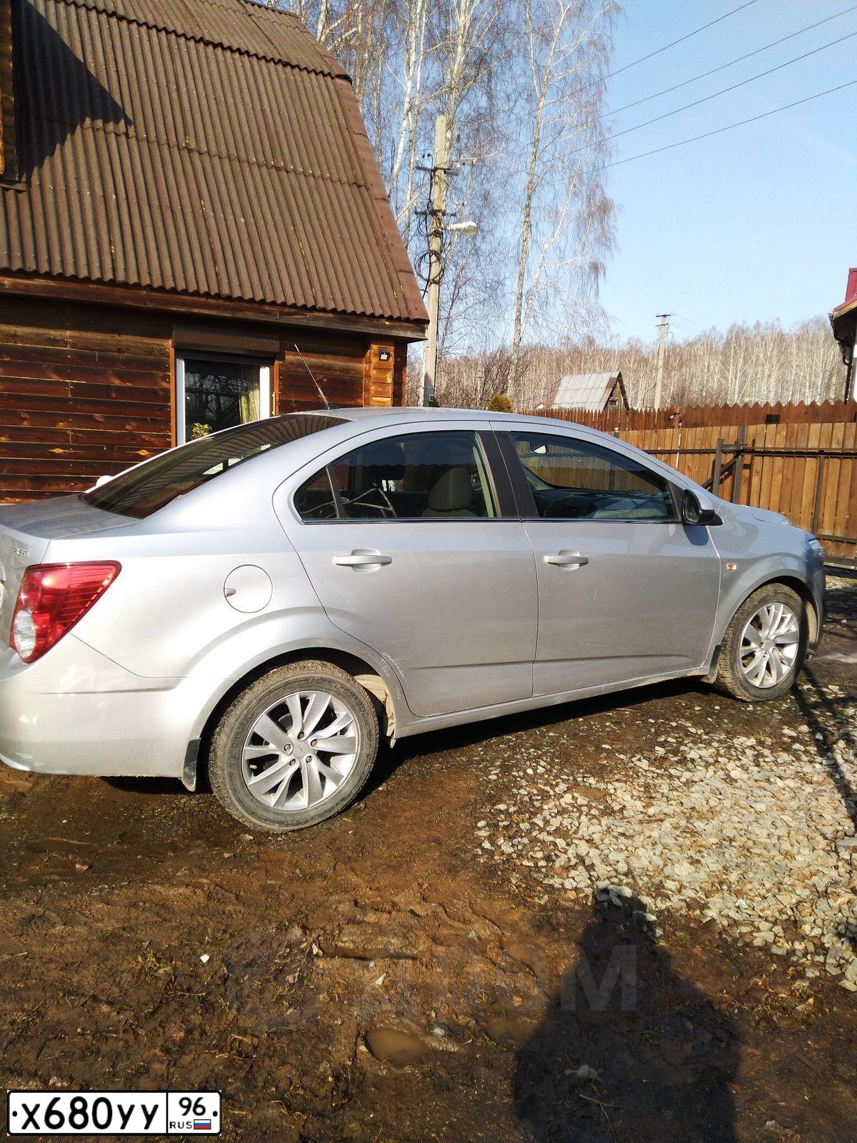 Фото автомобиля CHEVROLET AVEO, 2013 — госномер Р141ХО196. Цвет: СВЕТЛО-СЕРЫЙ