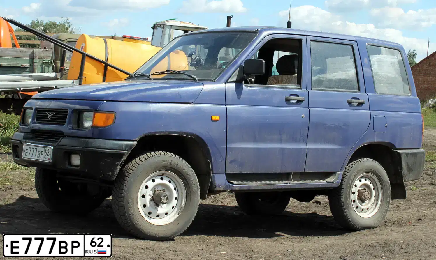 Фото автомобиля UAZ 3160  PATRIOT, 2003 — госномер Е777ВР62. Цвет: СИНЯЯ ПОЛНОЧЬ