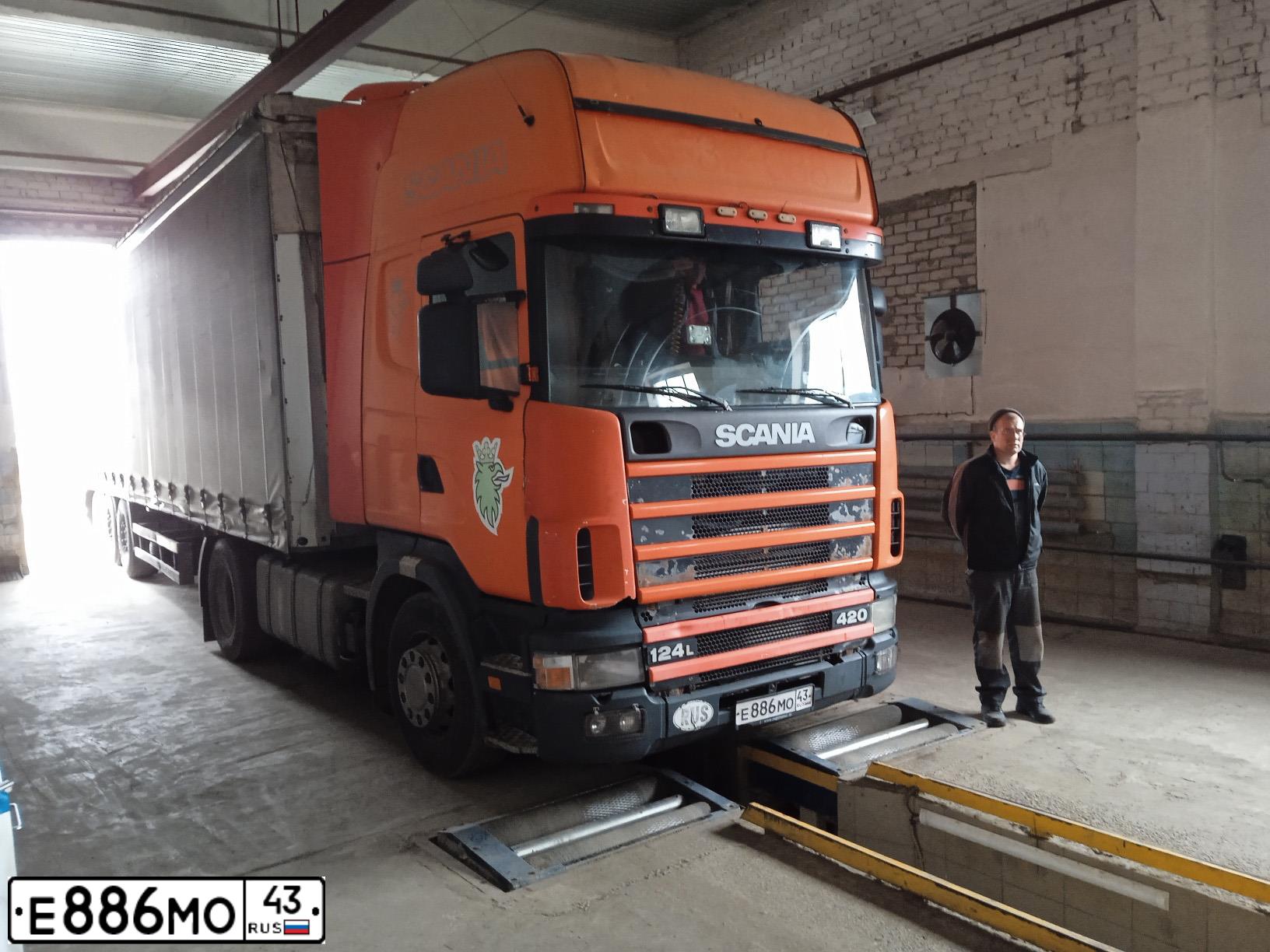 Фото автомобиля SCANIA SERIE R /4X2/, 2003 — госномер Е886МО43. Цвет: ОРАНЖЕВЫЙ