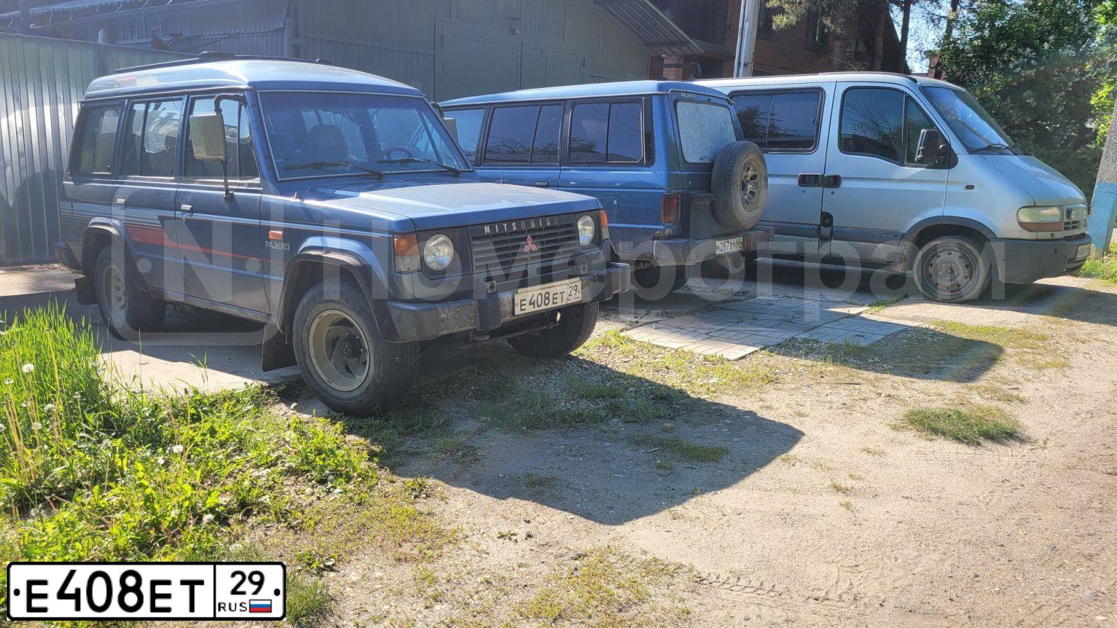 Фото автомобиля MITSUBISHI PAJERO, 1985 — госномер Е408ЕТ29. Цвет: СИНИЙ